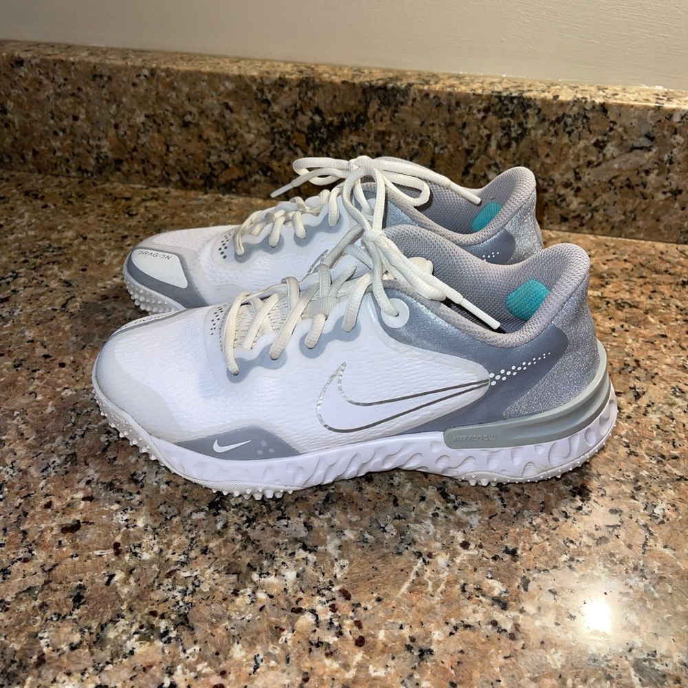 Nike woman’s alpha huarache elite turf shoes